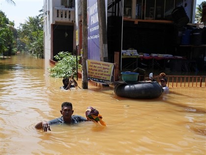 豪雨狂炸4國奪近千命　斯里蘭卡、印尼軍方進駐災區馳援