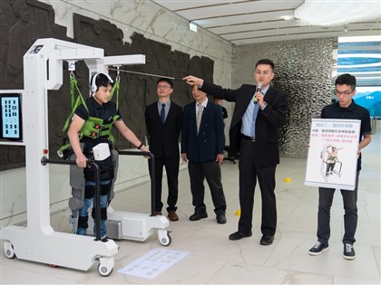 台灣團隊首創AI隨動步行復健機器人　用意念控制行走