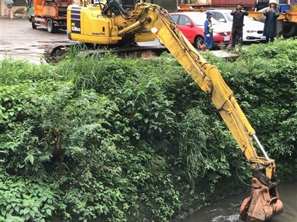 基隆河又遭污染　台水清除大排淤泥盼2天內恢復取水