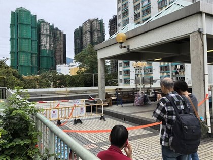 香港大火慘劇 未受影響大樓居民回家取物品