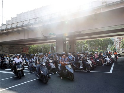道交條例初審　行車吸菸、機車用手機罰鍰提高至1200元