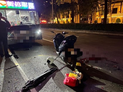 北市公車追撞2車疑未注意前方　40歲騎士傷重恐截肢