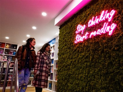 戀愛腦拯救法國出版業　巴黎最大浪漫書店開幕