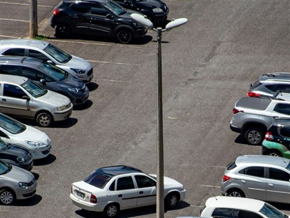 川普擬鬆綁汽車燃油效率標準　遭批增加空污與油費