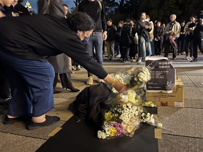 香港宏福苑大火奪159命　在台港人自由廣場悼念