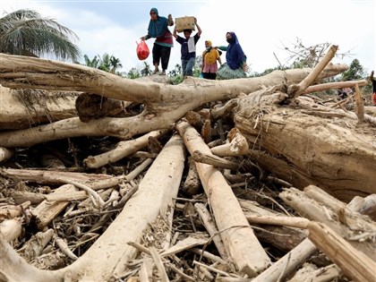 印尼蘇門答臘洪災山崩逾900死 災民冒險求助