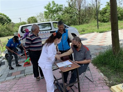 一包米找到獨居嬤　個管師天天進山送餐陪她治C肝