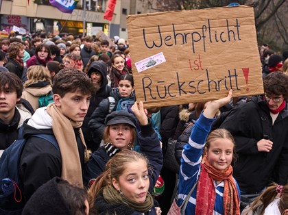 德國通過役男強制體檢與填問卷　各地學生罷課示威