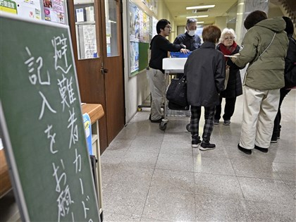 日本青森深夜7.5地震民眾寒冬中避難　超商貨品掉滿地、路面龜裂