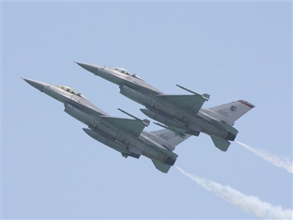 F-16飛官短暫G力昏迷平安降落 飛行員解析救援機制