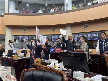 花蓮總預算案未列重建經費　議員當災民面激烈爭執