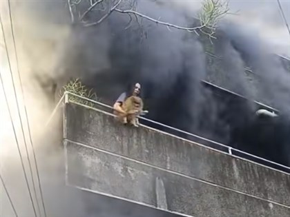 大火逃生先救毛小孩　菲律賓女子暖心一幕網路瘋傳[影]