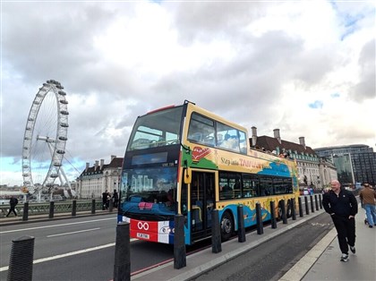 英國插畫家來台旅遊難忘人情溫暖 主動為台設計倫敦巴士廣告