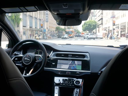 搭上無人計程車 感受「開車」與「被載」之外的新體驗