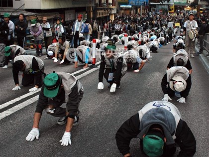 開箱老照片》韓農反世貿示威 台大生聲援遭港警逮捕