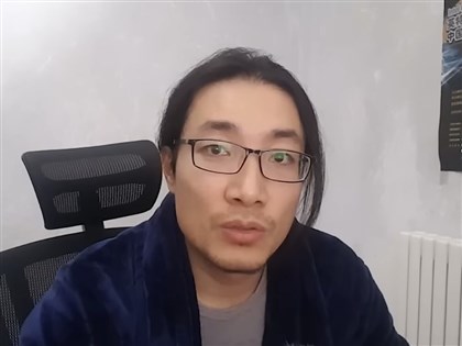 中國青年拍新疆拘留營後流亡美國 涉非法入境恐被遣返母親急請命