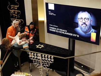 雪梨海灘槍擊罹難者喪禮　猶太會堂湧入人潮致哀