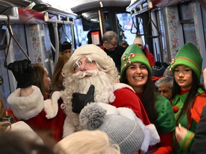 不坐雪橇改搭路面電車 布魯塞爾耶誕老人提前送祝福