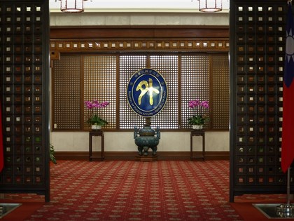 男傳巨資換IPAC演講假訊息判免罰　外交部：無法接受