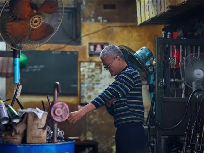 最低工資調升 勞動部編20億補貼製造業納入移工