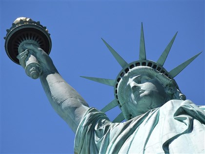 美國土安全部長暫停綠卡抽籤　稱制度遭布朗大學槍擊案嫌犯利用