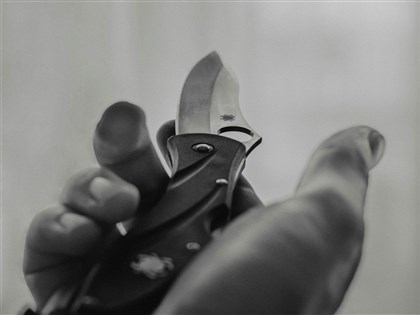 遇持刀攻擊怎麼辦？ 警方歸納10項自保原則