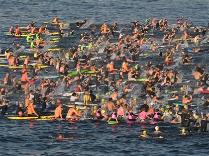 追悼雪梨海灘槍案罹難者 數百人海中祈福