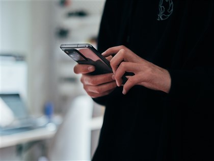 教師校園用手機遭投訴　教部：修法不受理匿名檢舉