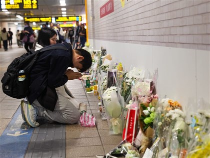 張文隨機攻擊案　民眾案發地獻鮮花卡片悼死者