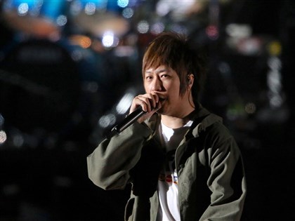 五月天阿信上海演唱摔下舞台　相信音樂：狀況良好