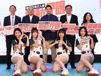 吳復連吳念庭父子檔　宣導路口交通安全