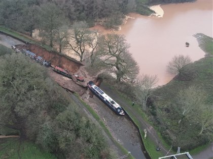 英國運河出現「天坑」　多艘船隻受困