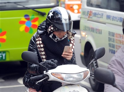 立院三讀　行車吸菸、機車滑手機罰鍰提高至1200元