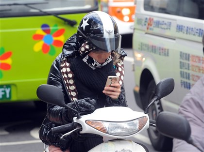 立院三讀　行車吸菸、機車滑手機罰鍰提高至1200元