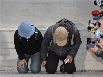 北市隨機攻擊案　犯嫌張文父母下跪向各界道歉