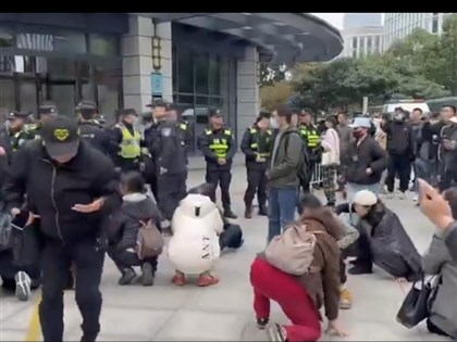 浙金中心爆雷900億引發抗爭　知名浙商被帶走