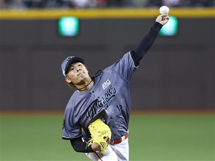 王維中新球季轉戰台鋼雄鷹　再與哥哥王躍霖成隊友