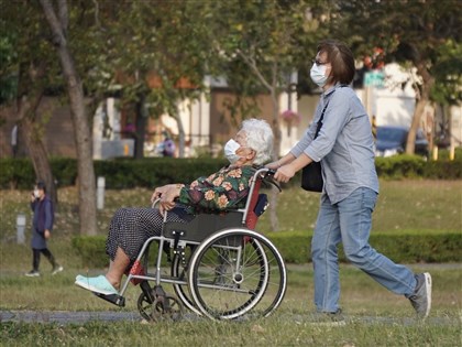 衛福部元旦新制　弱勢補助每月最多加發1000元、擴大長照給付對象