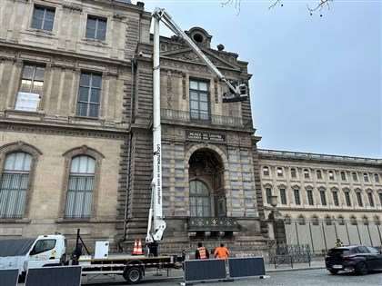 羅浮宮王室珠寶遭竊後　展廳窗戶加裝鐵欄杆