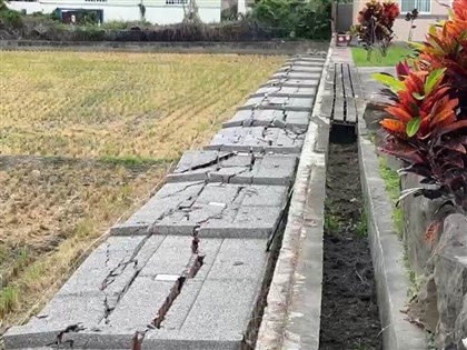 台東卑南24日規模6.1地震　農田水泥磚牆倒塌、納骨塔骨灰甕掉落