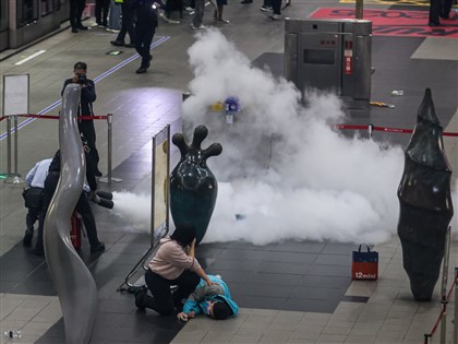 北捷市府站危安聯合演練　模擬歹徒丟汽油彈、無差別攻擊應變【圖輯】