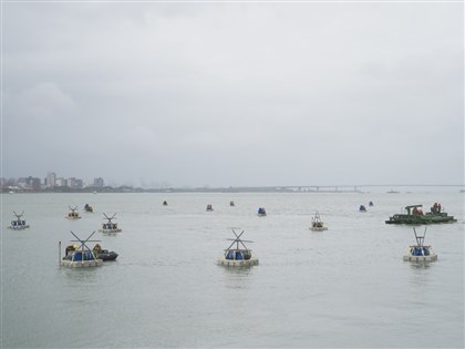 國軍立即備戰操演　工兵群淡水河道設置燃爆桶