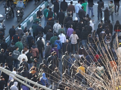 伊朗陷經濟困境貨幣匯價波動劇烈　首都店家關門抗議