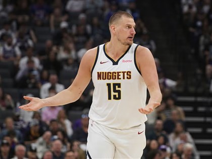 NBA約基奇遭隊友踩腳左膝受傷 金塊證實將缺賽4週