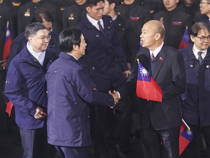 元旦升旗典禮　總統與韓國瑜握手致意、與鄭麗文無互動