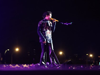 台中跨年晚會空拍機墜落　蕭敬騰台上開唱險遭砸