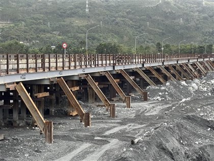 馬太鞍溪鋼便橋提前通車 廠商克服地質困難坦言壓力大