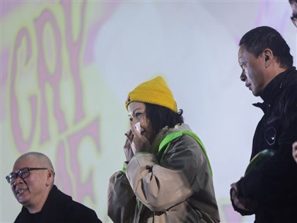 大安森林公園千人「邊哭邊跨年」愛情萬歲修復版亞洲首映