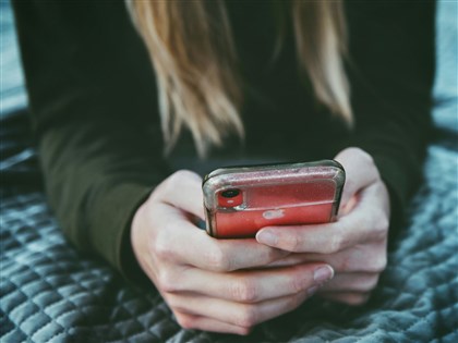 仿效澳洲　法國擬禁止15歲以下兒少使用社群媒體