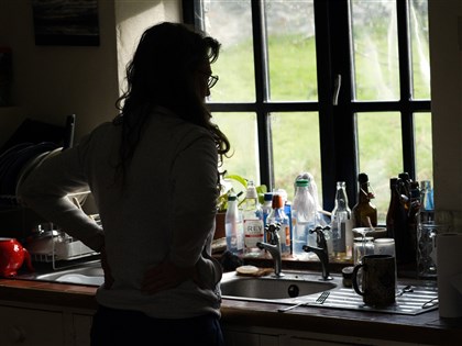 女性無酬照顧5年僅減0.15小時 93.9%婚後做家務